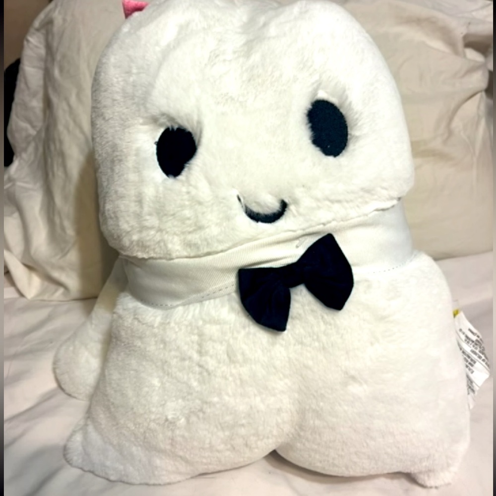 Cute ghost pillows … boy and girl :)